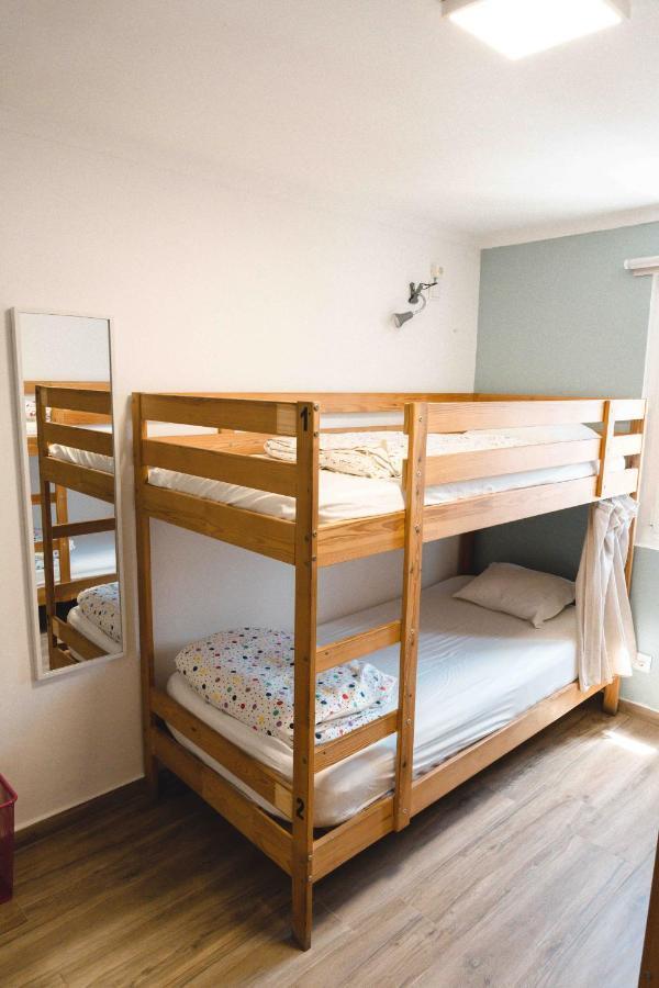 Cama num Dormitório Misto com 4 Camas