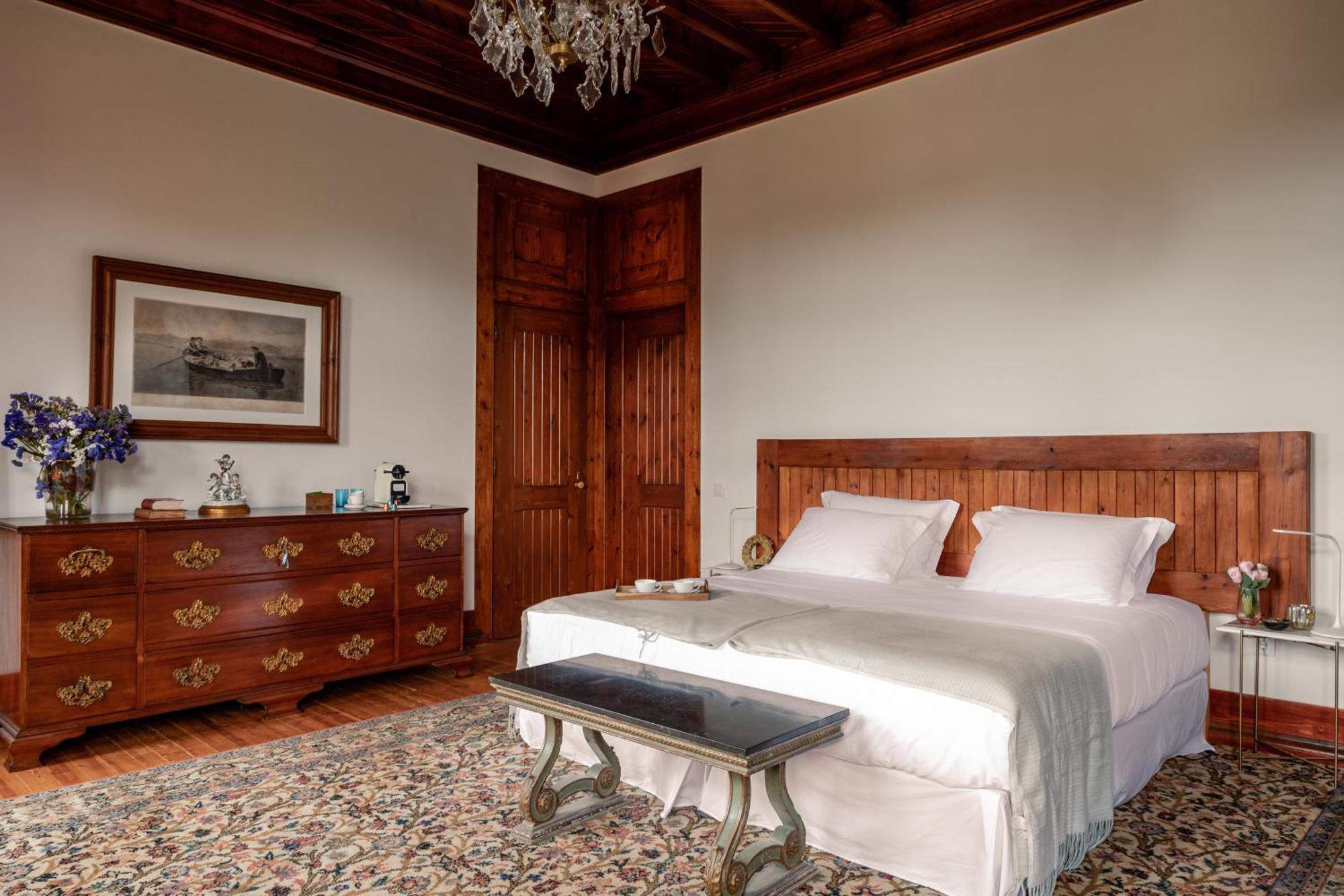 Habitación Doble Superior con cama grande y vistas al jardín